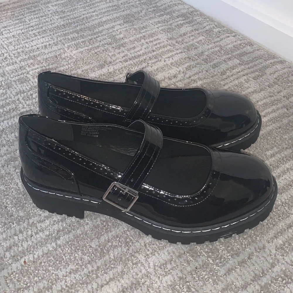 Torrid NWT Size 11WW Lug Mary Jane Oxford Patent Faux Leather Black Shoes - Picture 5 of 11